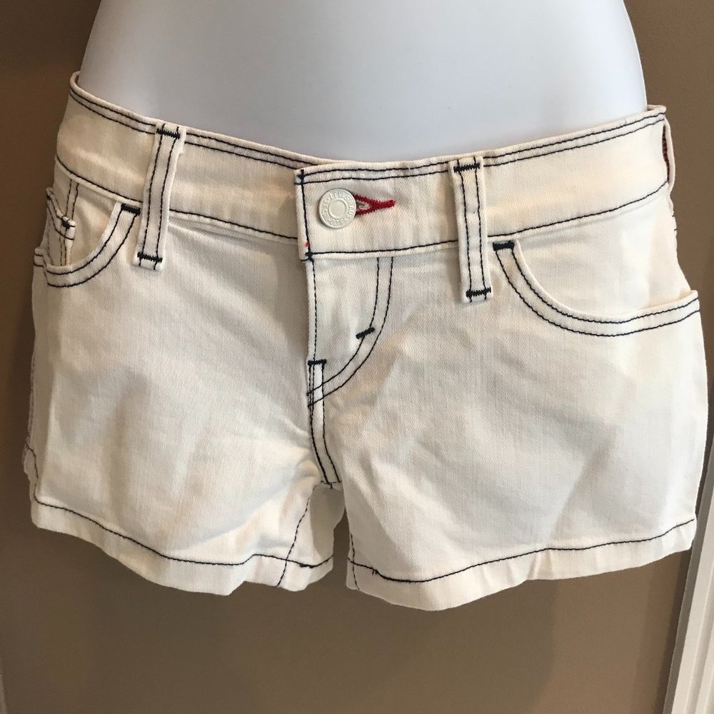 Woman's Levis shorts size 25